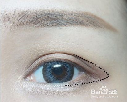 金棕色眼影的画法