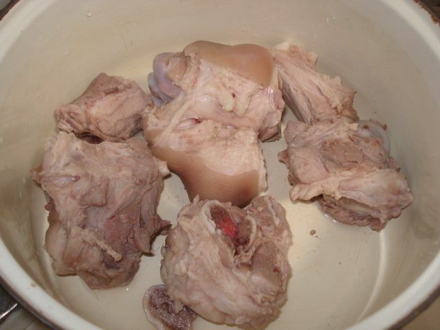 超级简单又美味的番茄玉米大骨汤