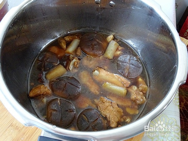 香菇焖排骨的做法