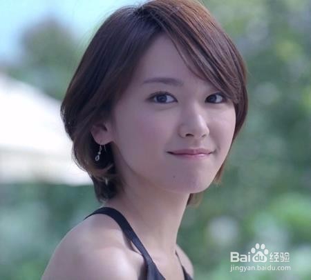 黑色短卷发怎样不老气