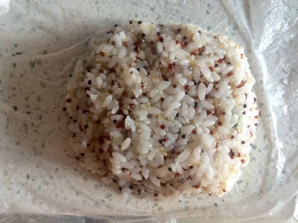 金枪鱼土豆色拉藜麦饭团