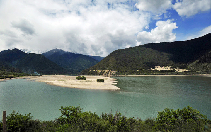 亚洲河流流向的特点是?原因是