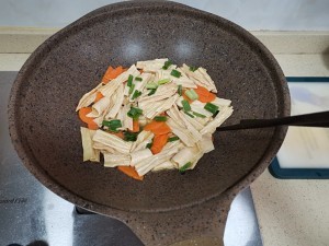 萝卜炒腐竹的做法