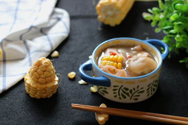 莲藕玉米猪脚汤