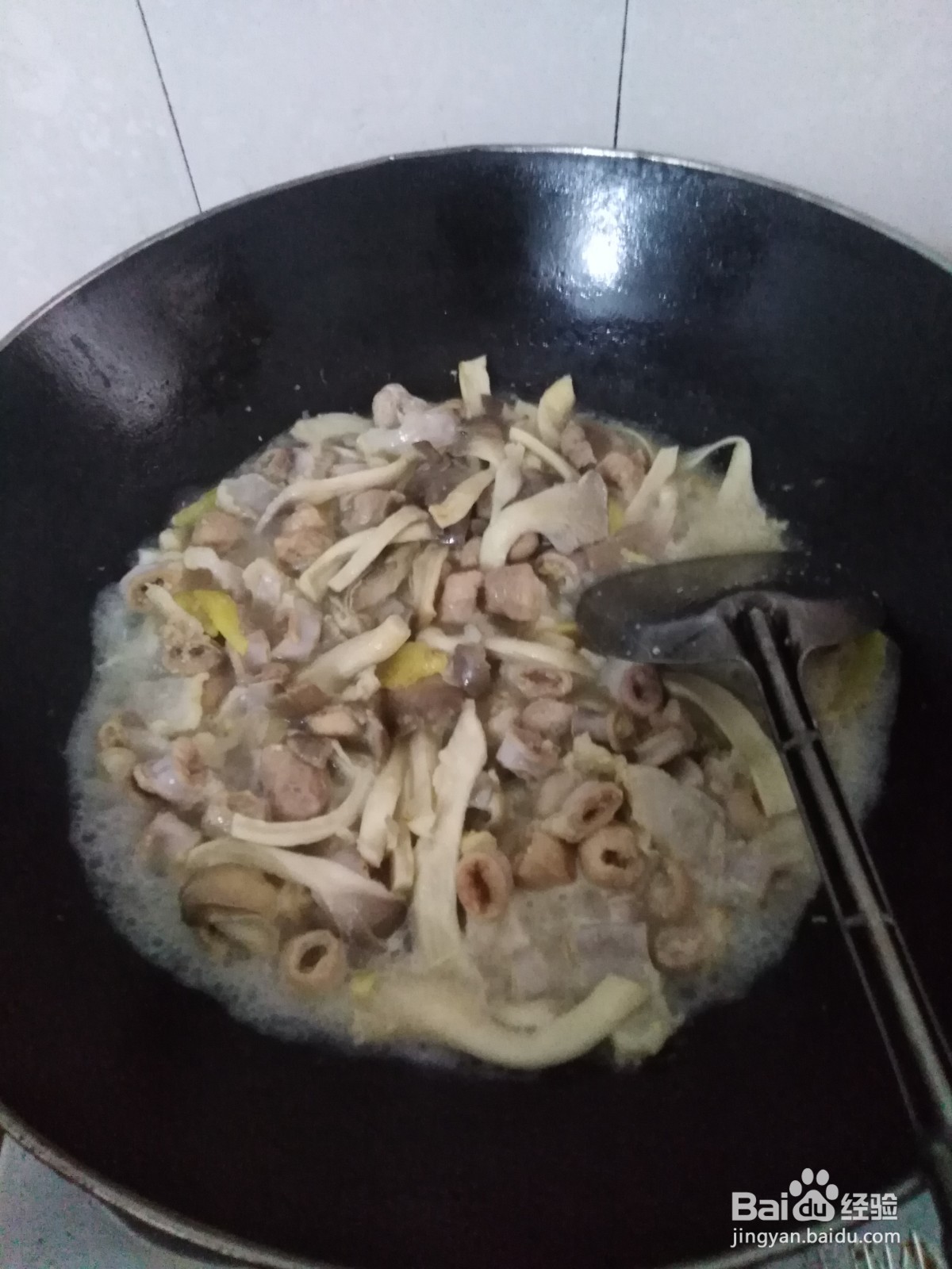 猪小肠如何炒凤尾菇？