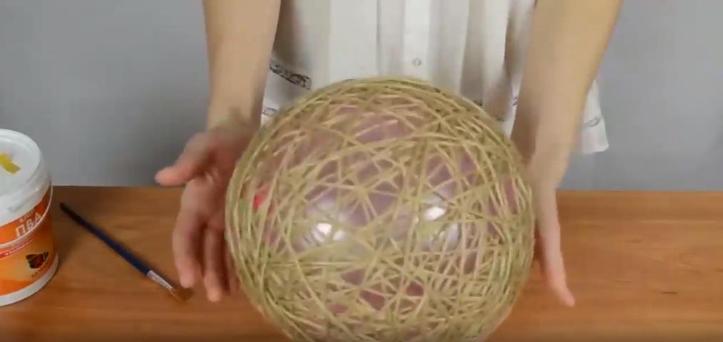 如何用气球和麻绳制作手提篮