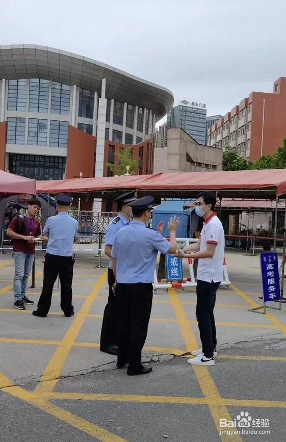 高考时旁边有人抖腿怎么办
