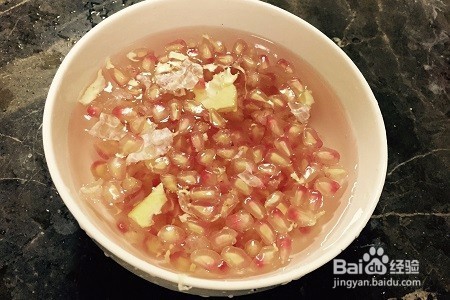 快速吃石榴的两种方法