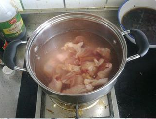 榛蘑炖鸡腿，营养又好又保护一眼睛！