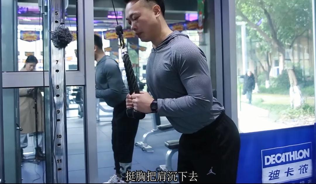 增肌干货:绳索下压,锻炼肱三头肌