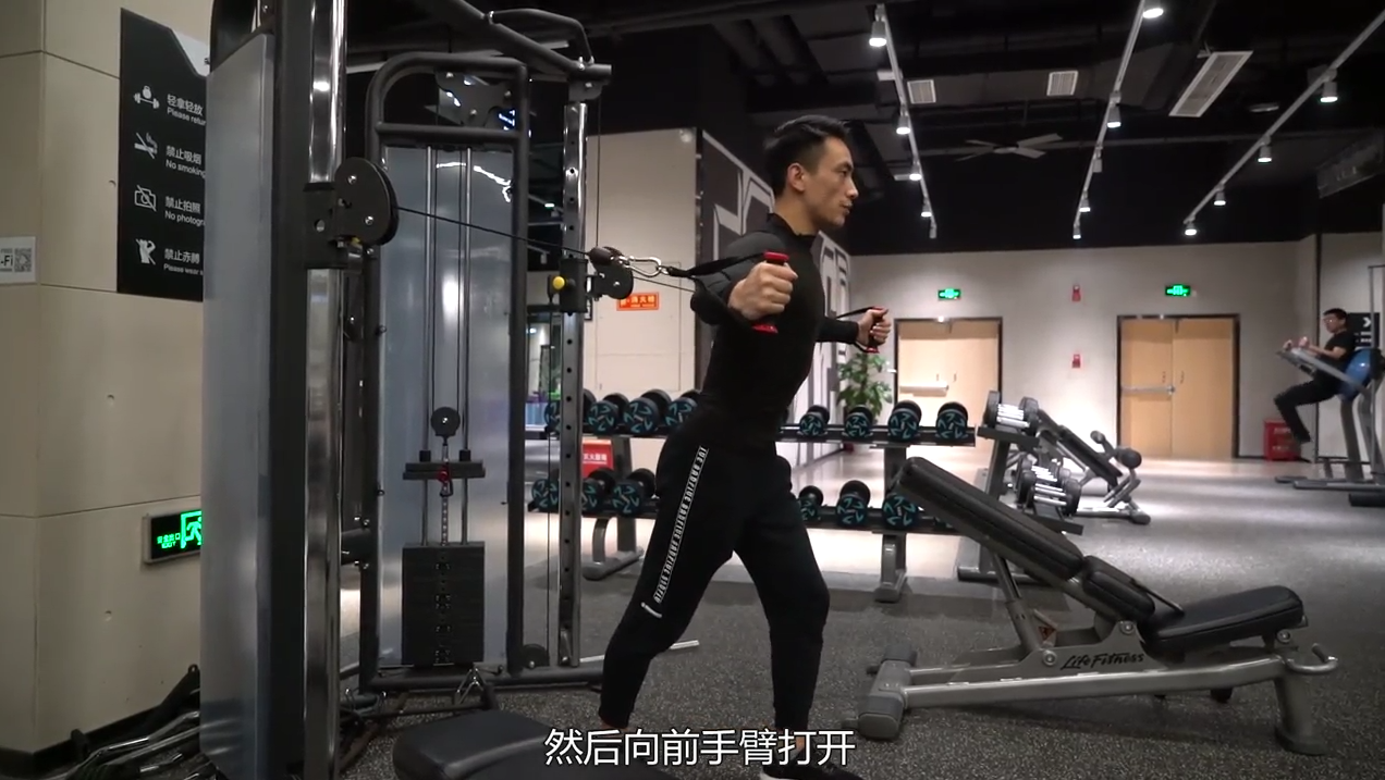 龙门架夹胸训练怎么做?