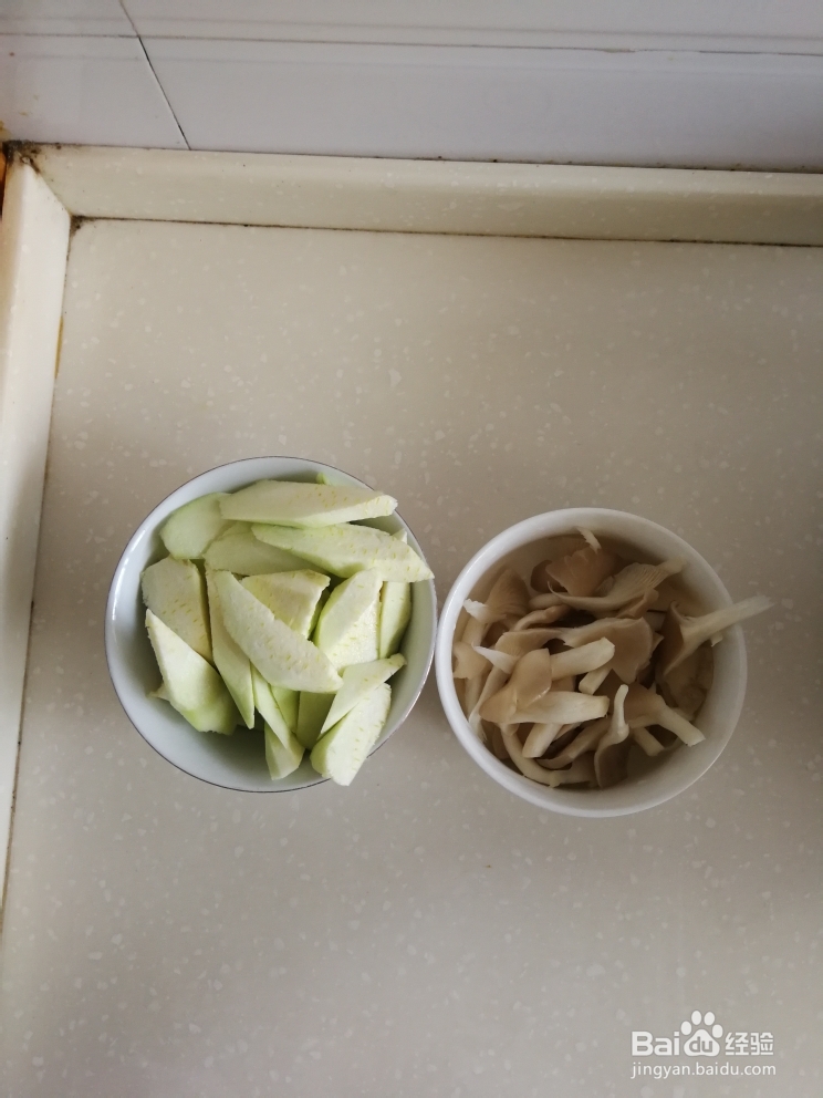 营养美味的丝瓜袖珍菇虾滑汤