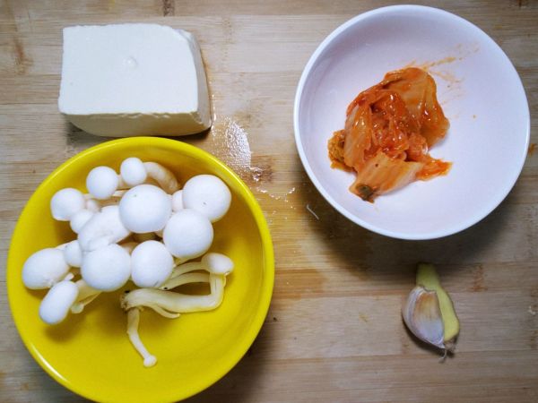 泡菜菌菇豆腐锅
