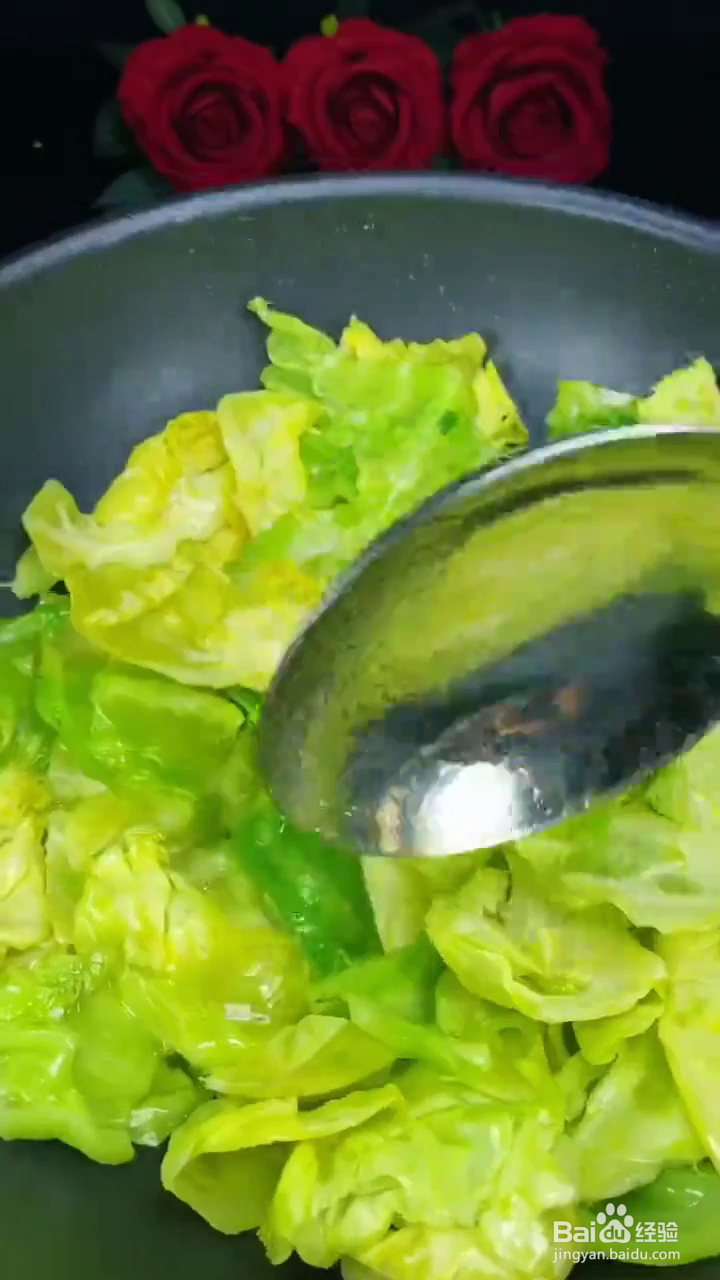 如何用花生米炒好吃的手撕包菜？