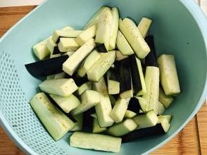 鱼香茄子的做法·