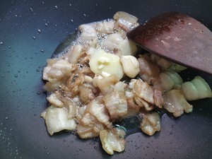 五花肉配花子菜