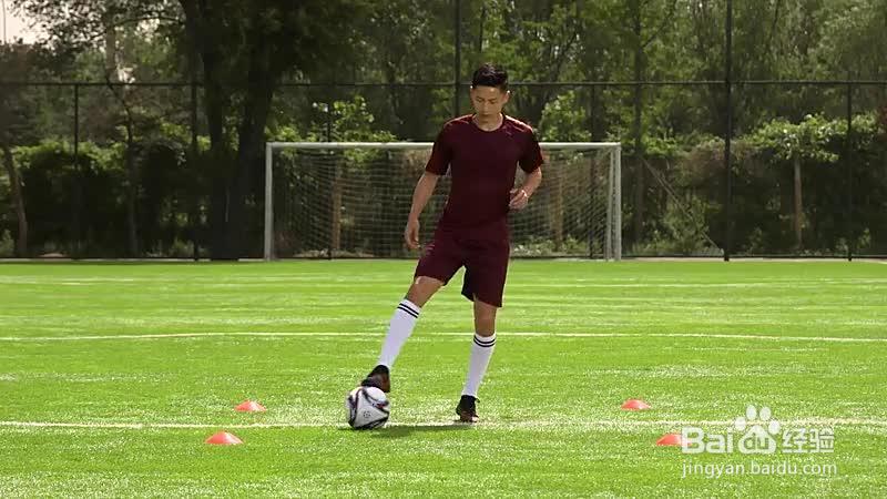 右脚脚外侧斜前方拖拉球_足球·控球技术提升
