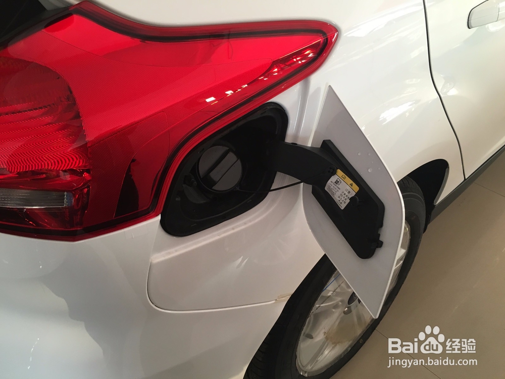 福特福克斯如何打开前机盖、后备箱、油箱盖？