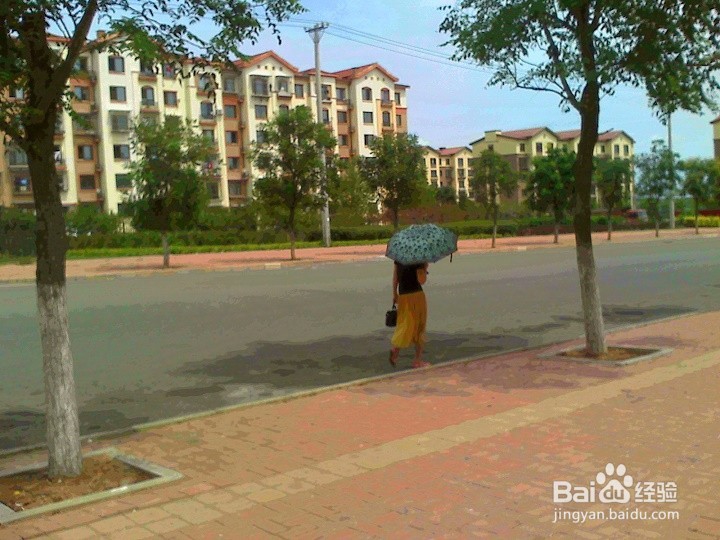 郊外小区人们出行要安全