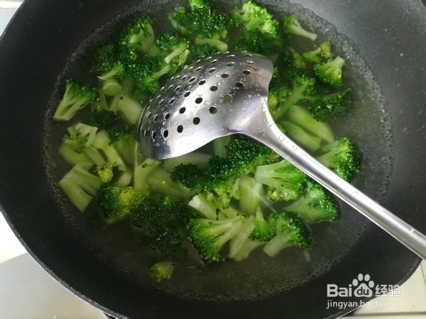 西兰花土豆浓汤的做法