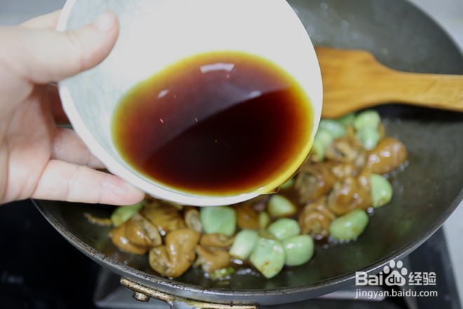 腊八蒜烧肥肠的做法