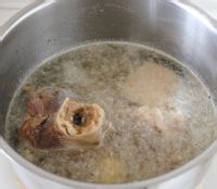 教大家火腿骨海鲜白萝卜汤的做法