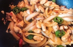 洋葱炒鸡胸肉的做法