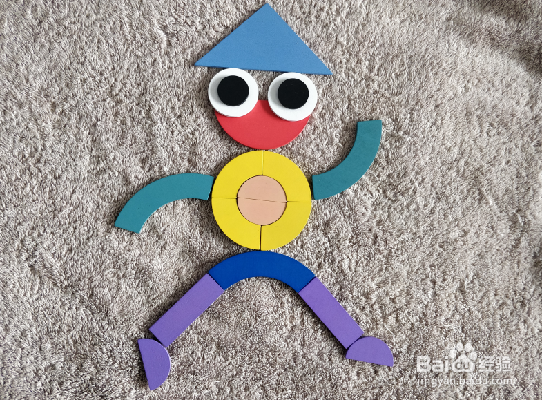 含四个圆形的跑步运动员用蒙氏积木怎样拼?