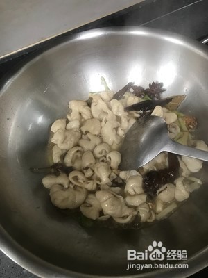 土豆烧肥肠的做法