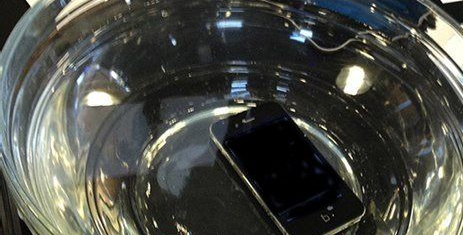 手机掉水里怎么办