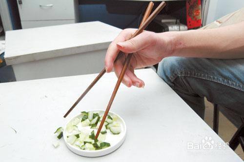 如果不是特殊的左撇子,一般情况下习惯性拿筷子的就是右手,那么另