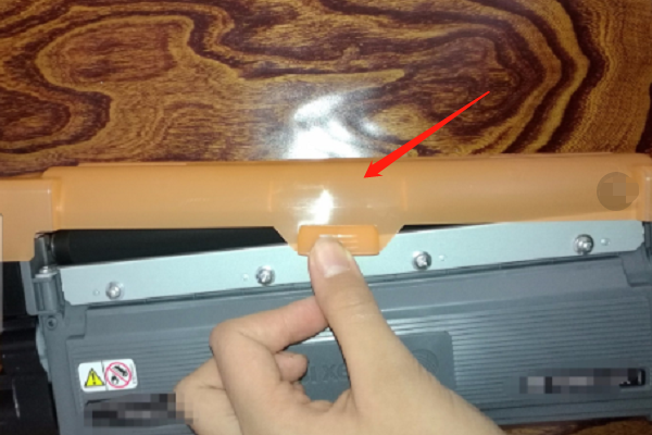 富士施乐s1810复印机更换完墨粉筒为什么还显示准备备份墨粉标志呢