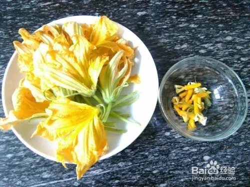 南瓜花皮蛋汤