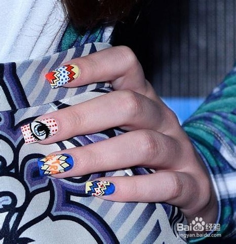 盛夏“心机”美甲 波普涂鸦风也该轮到你走红了