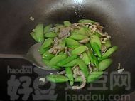 板筋肉炒芥蓝头--做法