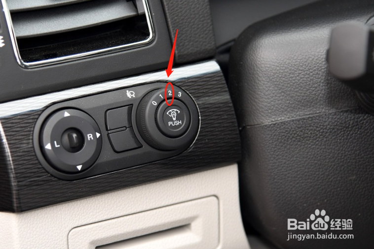 如何调节雪佛兰科帕奇车灯光的高度