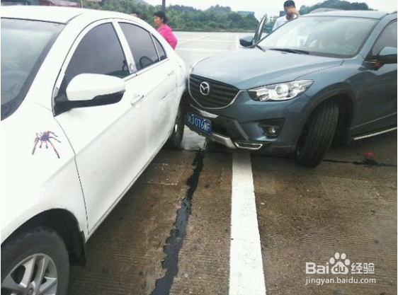 开着新车回娘家,刚下高速就被撞