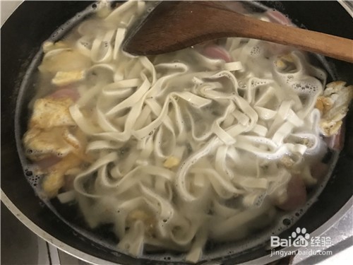 香肠鸡蛋面的做法