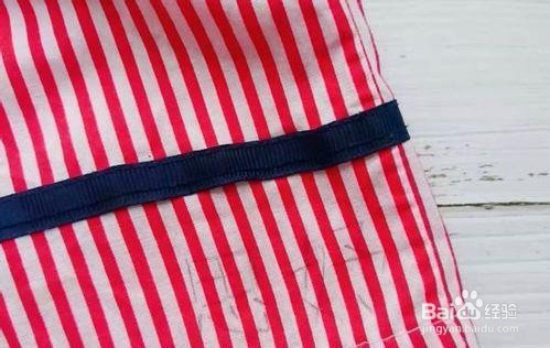 简单的给宝宝衣服上绣名字的步骤