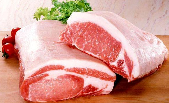 在超市里选猪肉是选鲜红的好还是粉红的好，选的肉是结实的好还是软的好