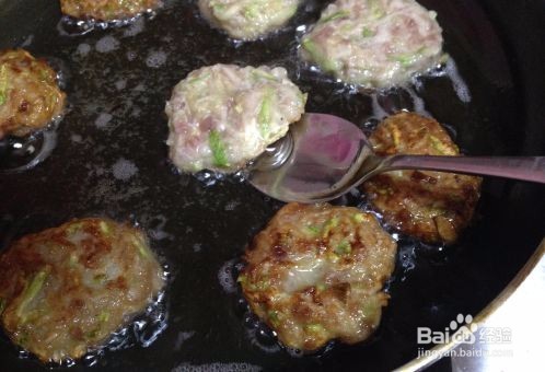 厨房挑战之荤菜茄汁西葫芦猪肉饼怎么做?