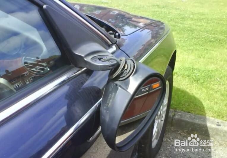 <b>如何拆除汽车内后视镜粘在档风玻璃上的基座</b>