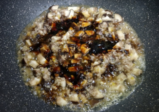 香菇酱油炒饭
