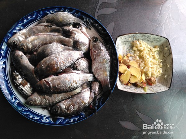 香辣小鲫鱼的做法