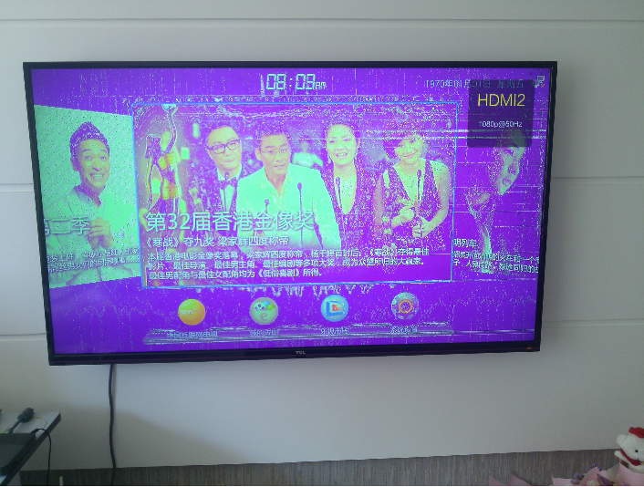 三星电视机屏幕花屏,出现竖条纹的道道,请问是什么原因