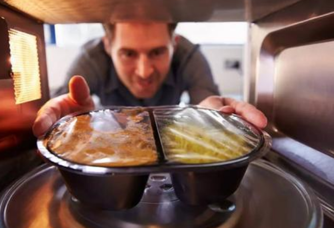 为什么微波炉拿出的盘子一点也不烫手