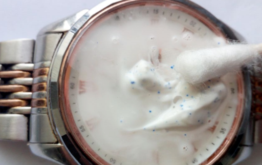 我的swatch手表，镜面有好多划痕，怎么能把这些划痕消除掉呢 求解