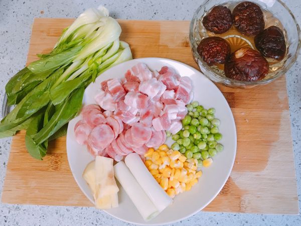 时蔬肉丁煲仔饭