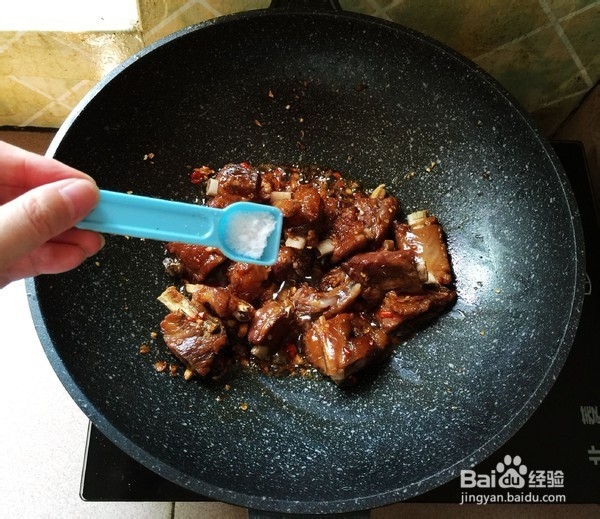 如何制作香辣腊排骨