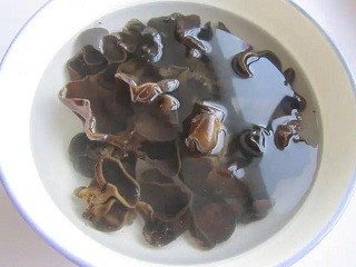 山药木耳炖鸡怎么做？